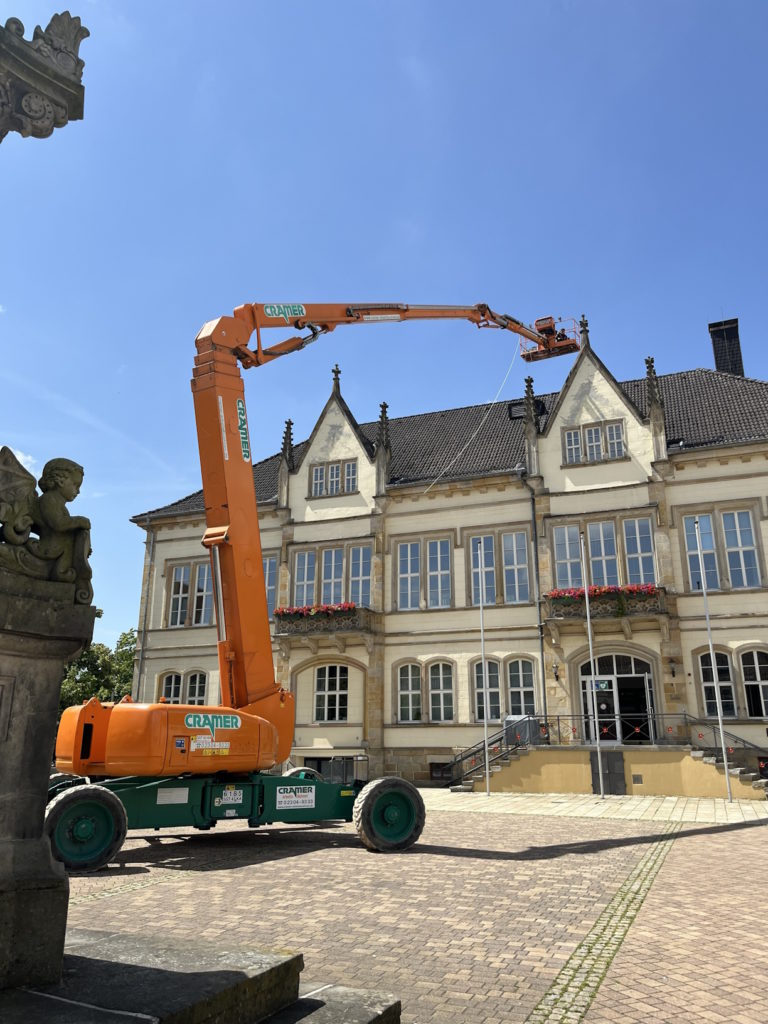 Gelenk-Teleskop-Arbeitsbühne SGT 43 KA II Installation Blitzschutz Rathaus